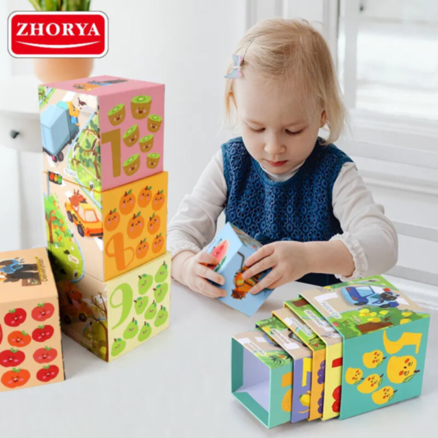 Set de cuburi „Exploratorii Formelor și Cuvintelor”