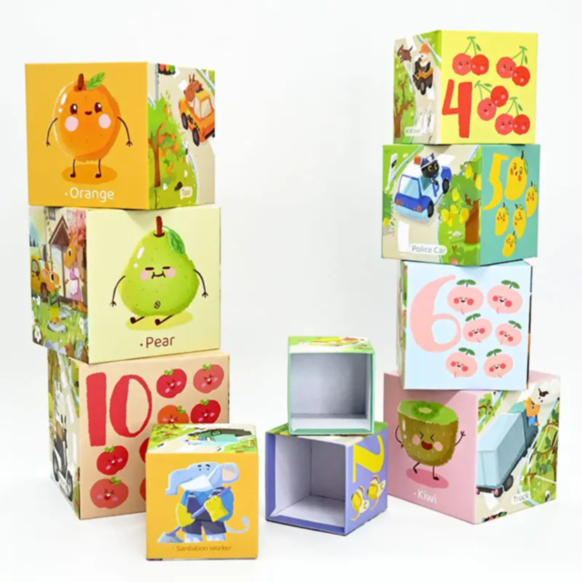 Set de cuburi „Exploratorii Formelor și Cuvintelor”