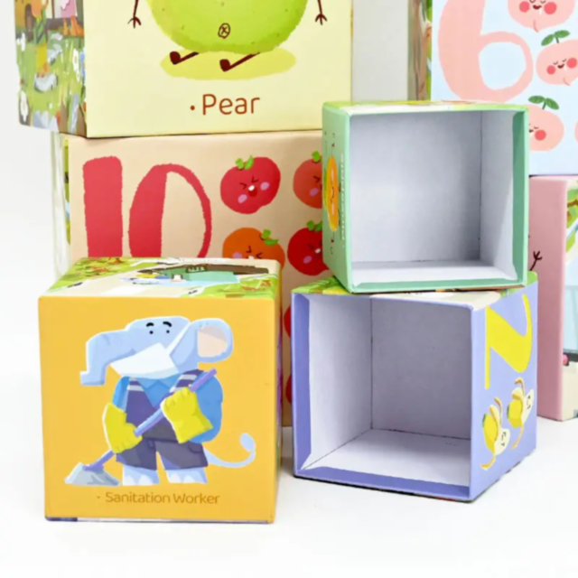 Set de cuburi „Exploratorii Formelor și Cuvintelor”