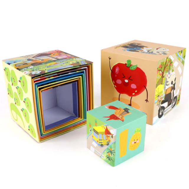 Set de cuburi „Exploratorii Formelor și Cuvintelor”