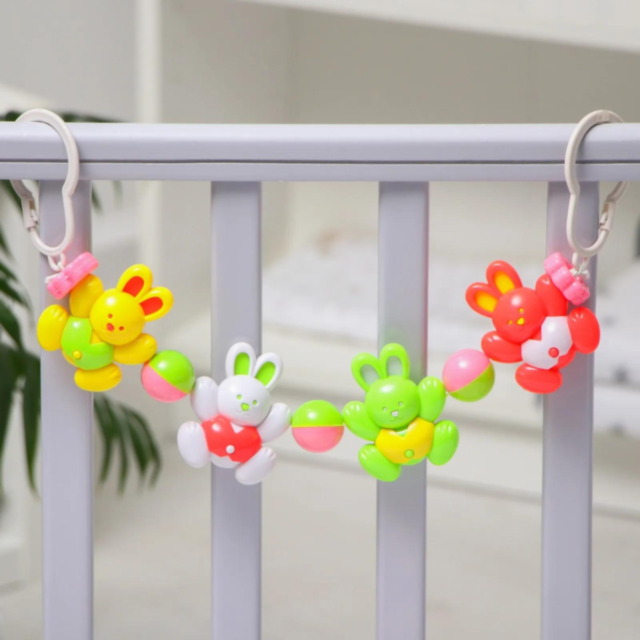 Lanț zornăitor pentru cărucior - Iepurași colorați