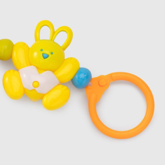 Lanț zornăitor pentru cărucior - Iepurași colorați (fixare cu inele)