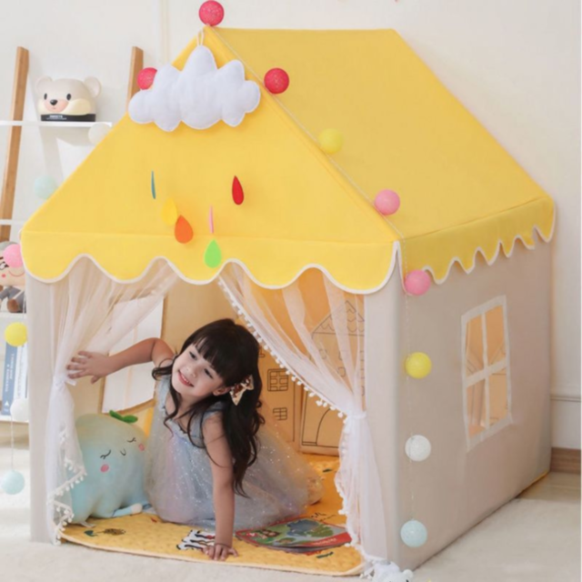 Căsuță de Joacă pentru Copii, Tip Căsuță Galbenă cu Ferestre și Draperii, Design de Poveste