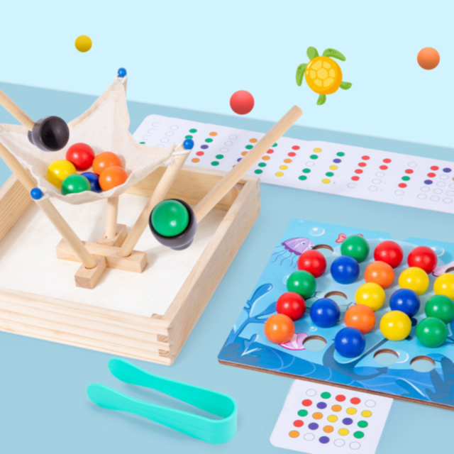 Joc Montessori din Lemn 3 în 1 – Prinde, Sortează și Potrivește Bile Colorate