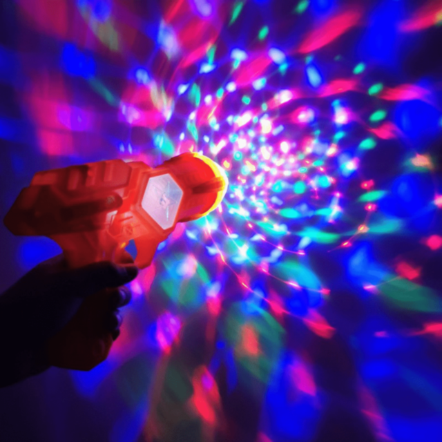 Pistol Spațial cu Lumină Rotativă și Sunete (culoare aleatorie)