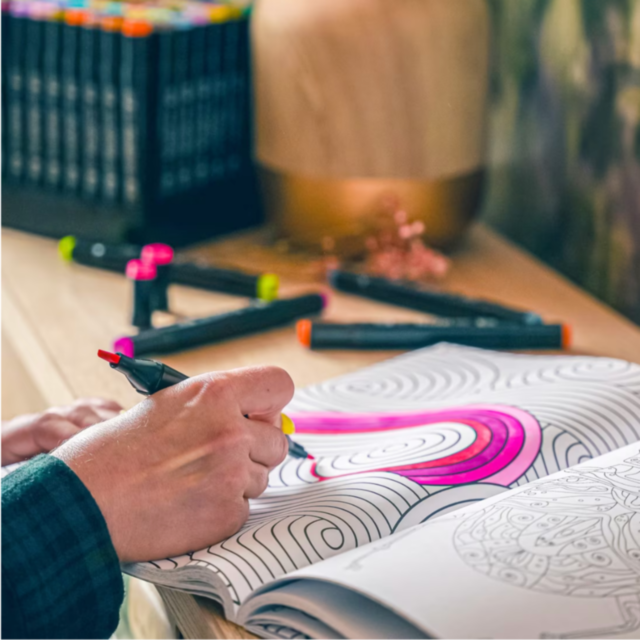 Set de Markere cu 80 Culori Vibrante pentru Artă și Creativitate