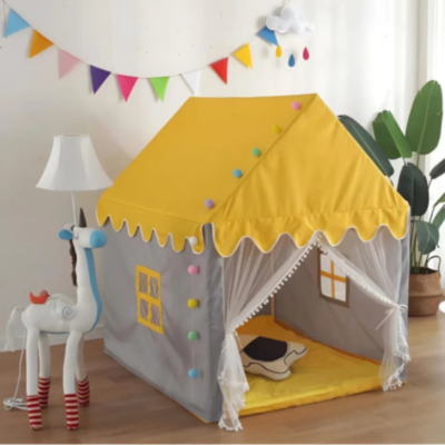 Căsuță de Joacă pentru Copii, Tip Căsuță Galbenă cu Ferestre și Draperii, Design de Poveste  | image