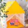 Căsuță de Joacă pentru Copii, Tip Căsuță Galbenă cu Ferestre și Draperii, Design de Poveste 