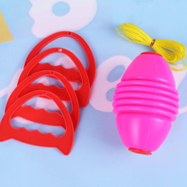 Rachetă Zburătoare pe Sfoară pentru Joacă Interactivă (culoare aleatorie)