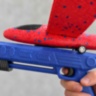 Avion din spumă cu lansator tip pistol pentru copii