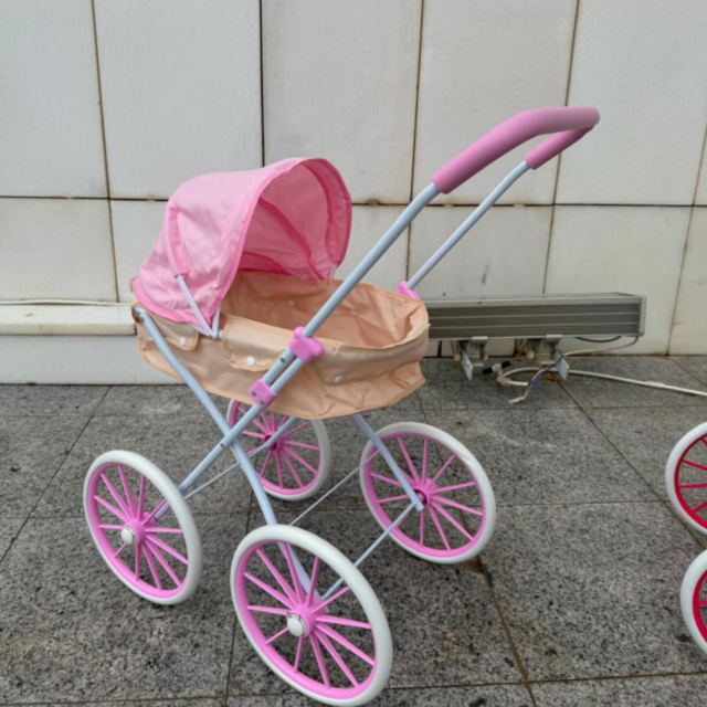 Cărucior pentru Păpuși cu Design Retro – Roz și Crem