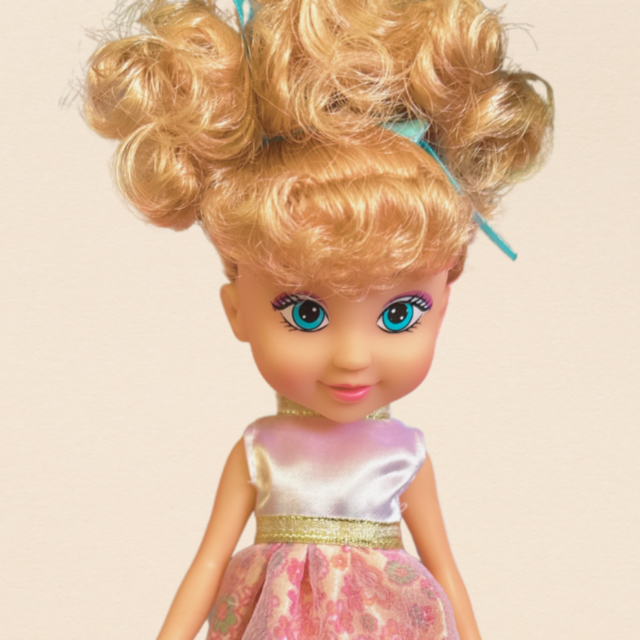 Păpușă Sweet Girl – Sherry cu accesorii de păr”