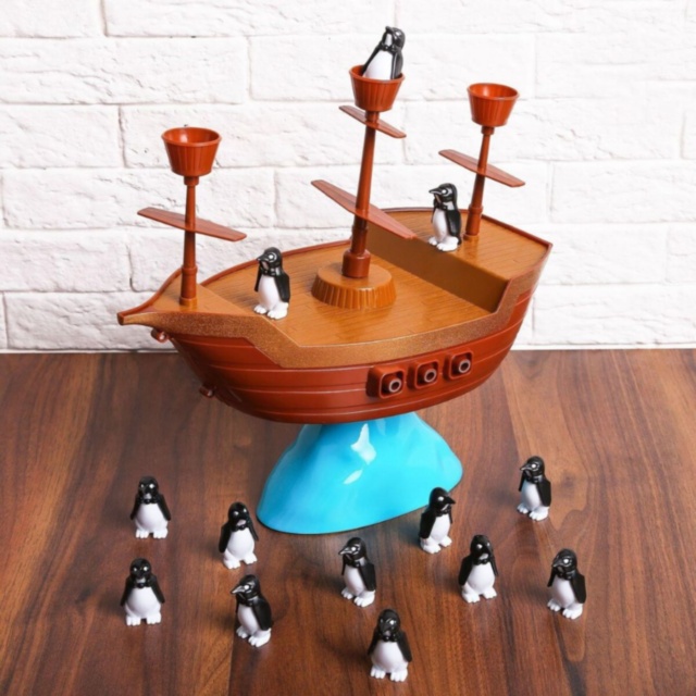 Joc de Echilibru Pirate Boat cu Pinguini, Dezvoltă Coordonarea și Răbdarea 