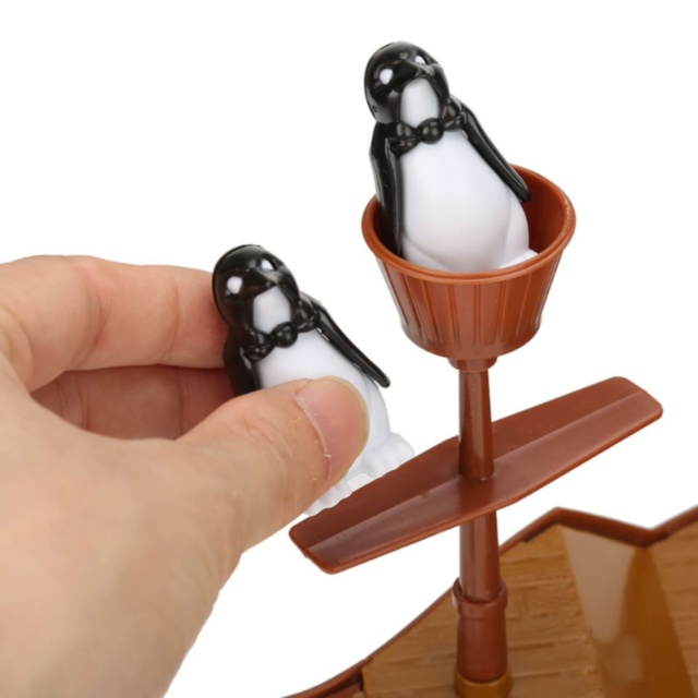 Joc de Echilibru Pirate Boat cu Pinguini, Dezvoltă Coordonarea și Răbdarea 