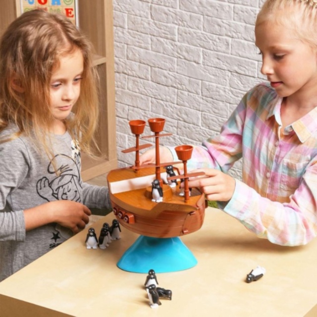 Joc de Echilibru Pirate Boat cu Pinguini, Dezvoltă Coordonarea și Răbdarea 