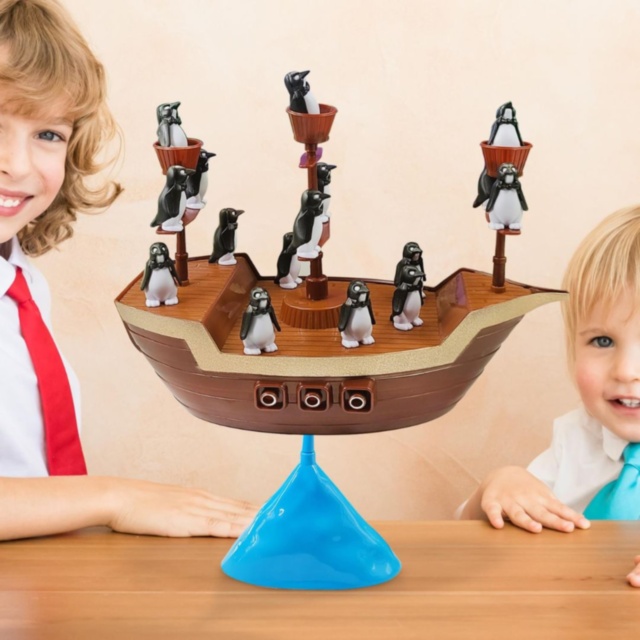 Joc de Echilibru Pirate Boat cu Pinguini, Dezvoltă Coordonarea și Răbdarea 