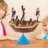 Joc de Echilibru Pirate Boat cu Pinguini, Dezvoltă Coordonarea și Răbdarea 