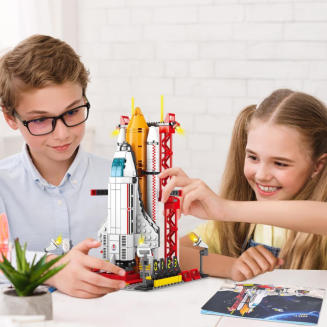 Set de Construcție Navetă Spațială cu Rachetă și Astronauți – 521 Piese 