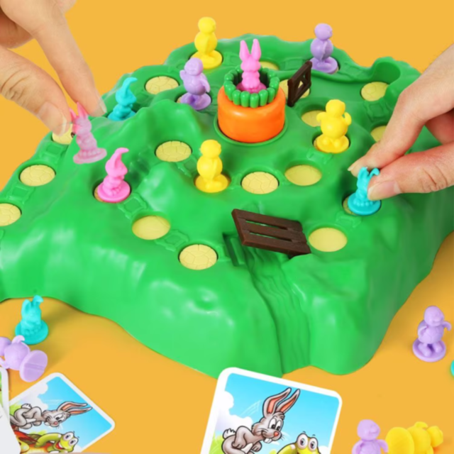 Joc Interactiv „Iepurașii și Morcovul” – Distracție și Strategie pentru Copii