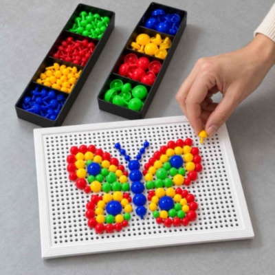 Joc mozaic cu piese colorate și tablă perforată | image