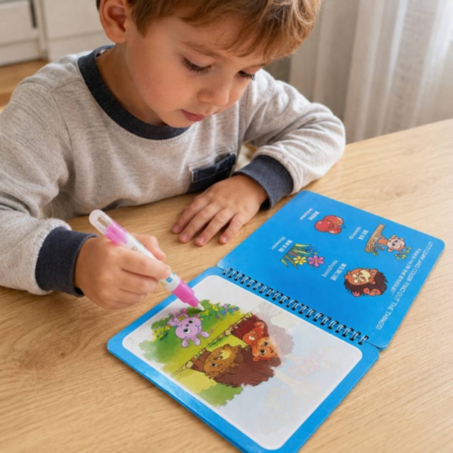 Carte reutilizabilă de colorat cu apă și pix inclus