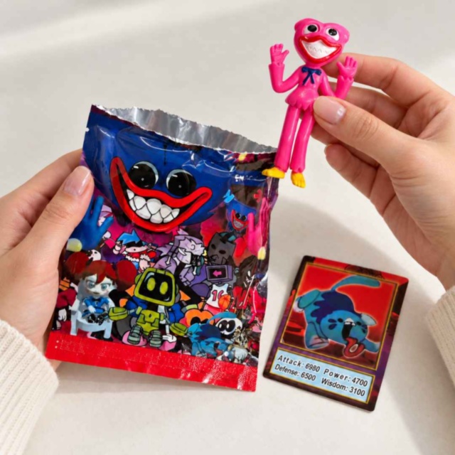 Figurină surpriză Huggy Wuggy cu carte de colecție