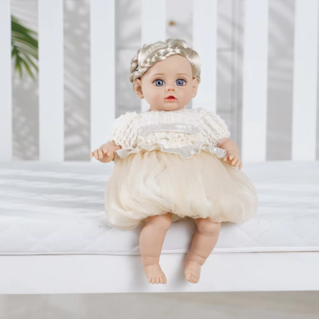 Păpușă Reborn Interactivă Blondă cu Rochie Albă și Voce – 35 cm