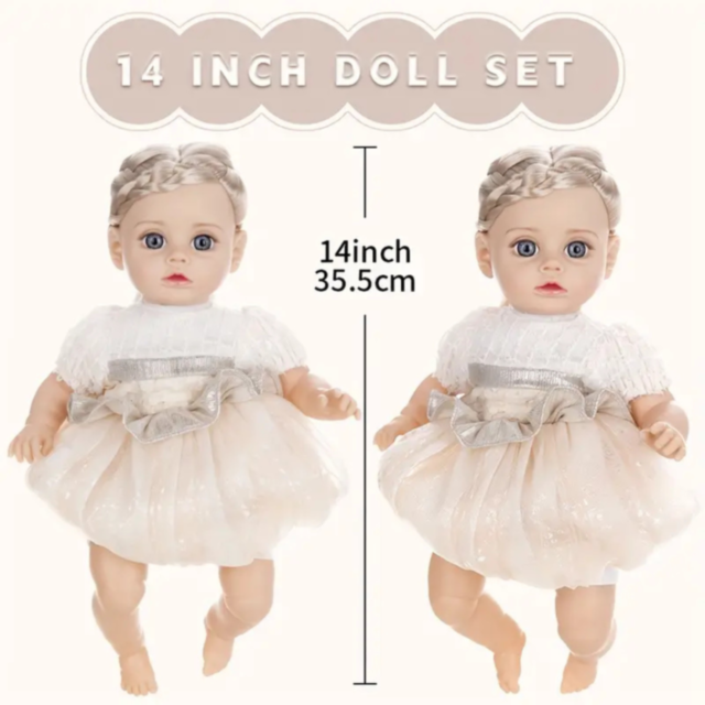 Păpușă Reborn Interactivă Blondă cu Rochie Albă și Voce – 35 cm