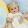 Păpușă Reborn Interactivă Blondă cu Rochie Albă și Voce – 35 cm
