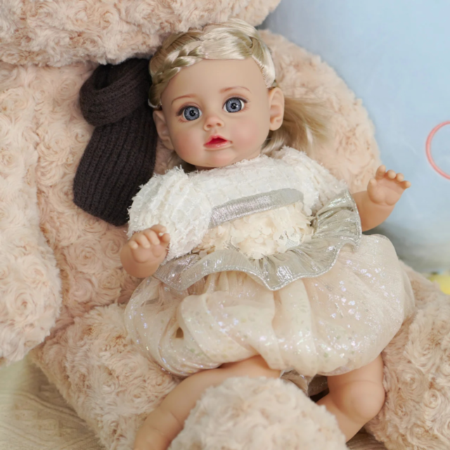 Păpușă Reborn Interactivă Blondă cu Rochie Albă și Voce – 35 cm