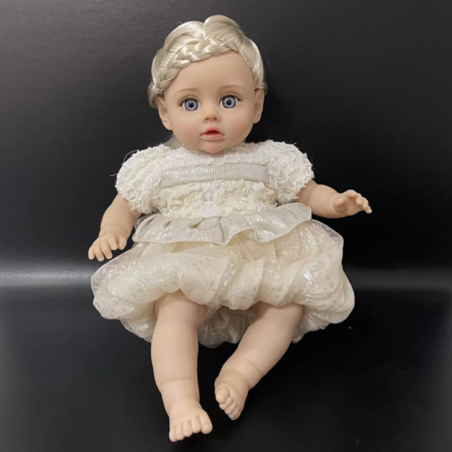 Păpușă Reborn Interactivă Blondă cu Rochie Albă și Voce – 35 cm