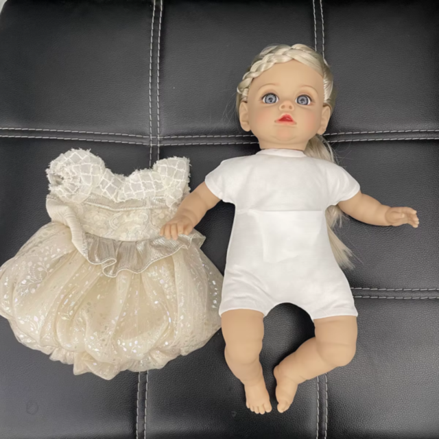 Păpușă Reborn Interactivă Blondă cu Rochie Albă și Voce – 35 cm
