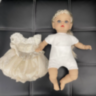 Păpușă Reborn Interactivă Blondă cu Rochie Albă și Voce – 35 cm