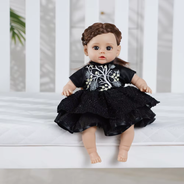 Păpușă Reborn Interactivă cu Corp Moale și Rochie Elegantă – 35 cm