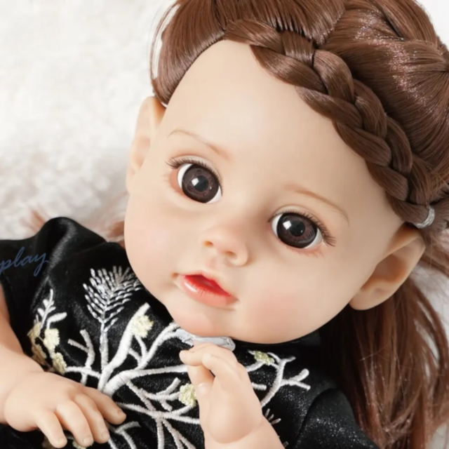 Păpușă Reborn Interactivă cu Corp Moale și Rochie Elegantă – 35 cm