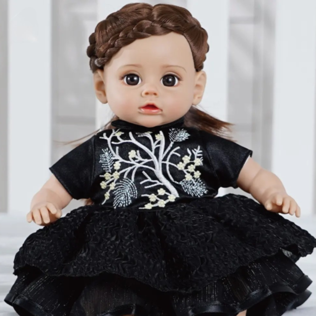 Păpușă Reborn Interactivă cu Corp Moale și Rochie Elegantă – 35 cm