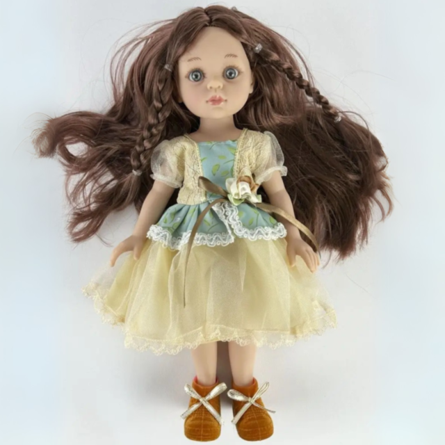 Păpușă Elegantă cu Rochie din Tulle și Împletituri Decorative