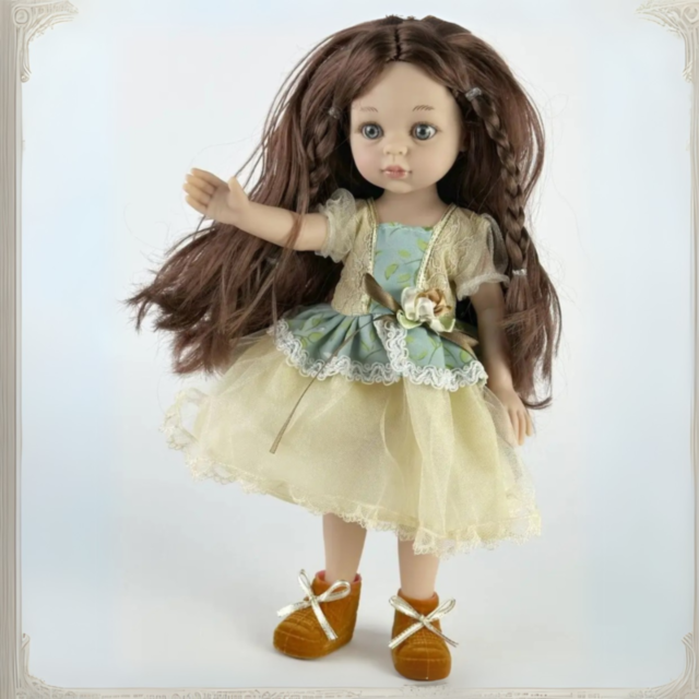 Păpușă Elegantă cu Rochie din Tulle și Împletituri Decorative