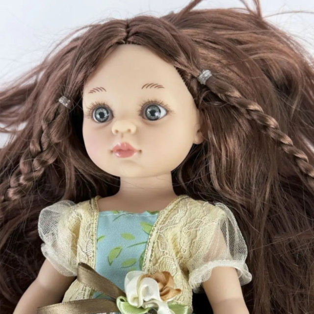 Păpușă Elegantă cu Rochie din Tulle și Împletituri Decorative