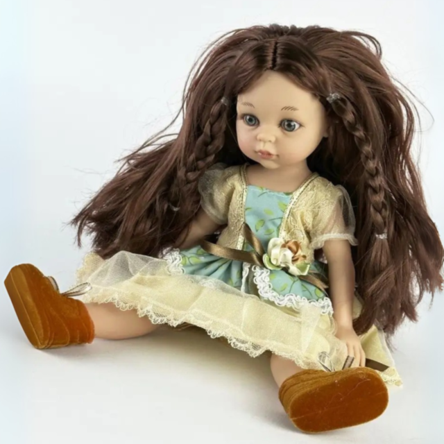 Păpușă Elegantă cu Rochie din Tulle și Împletituri Decorative