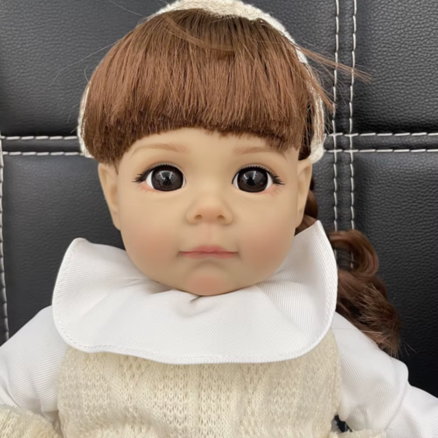 Păpușă Reborn cu Corp Moale și Ținută Călduroasă Crem – 35 cm