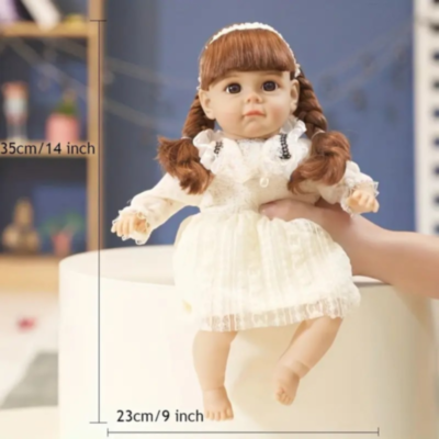 Păpușă Reborn cu Corp Moale și Ținută Călduroasă Crem – 35 cm | image