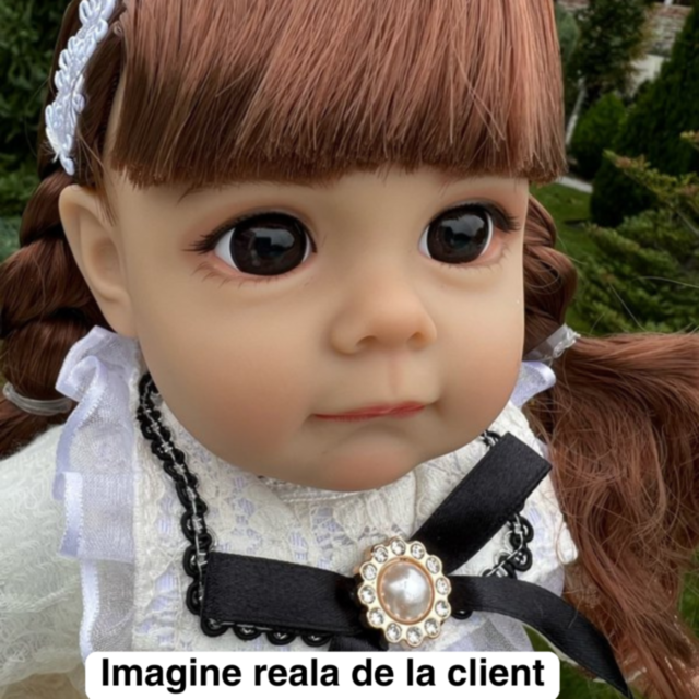 Păpușă Reborn cu Rochie Dantelată și Fundiță Elegantă – 36 cm