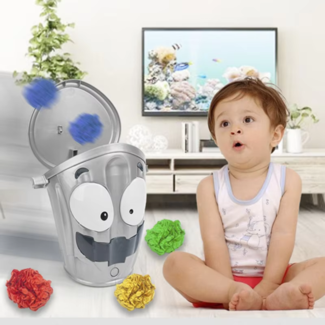 Coș de gunoi interactiv – „Bătaia cu hârtie” pentru copii