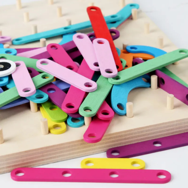 Tablă de Asamblare Creativă Montessori cu Piese Colorate