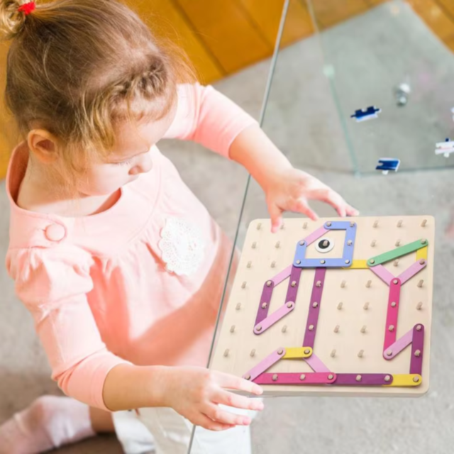 Tablă de Asamblare Creativă Montessori cu Piese Colorate