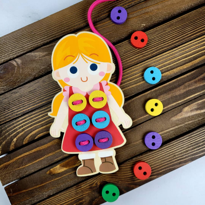 Jucărie Montessori din Lemn – Îmbracă Fetița cu Nasturi Colorati | image