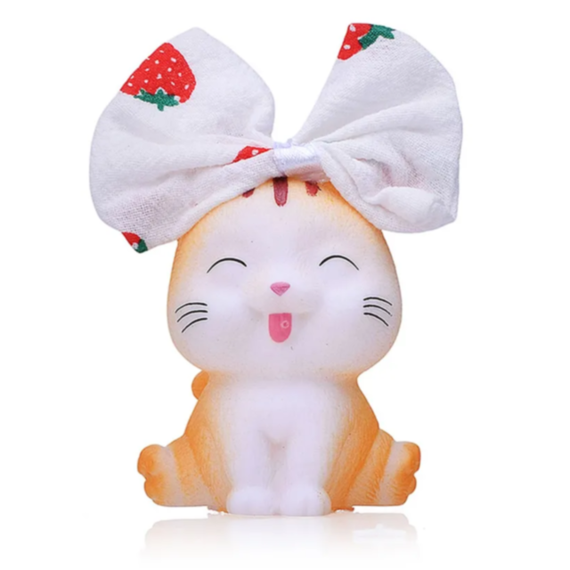 Păpușă cu Rochie Albă și Căpșuni – Set cu Accesorii pentru Fetițe