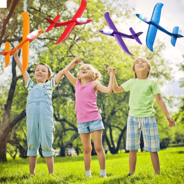 Avion din Spumă cu LED-uri Colorate (culoare aleatorie)