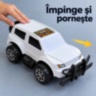 Mașină de teren albă cu inerție și roți mari